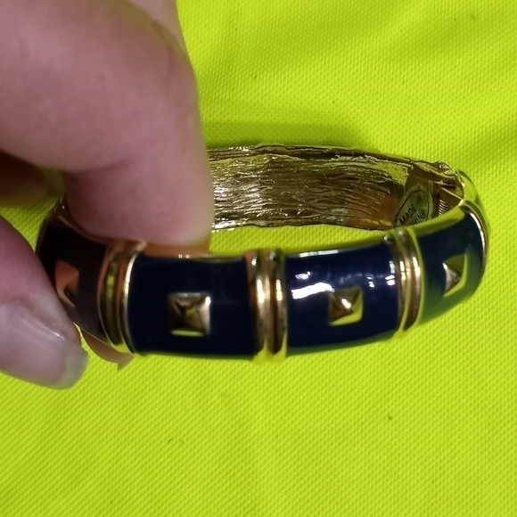 Goldtone blue gold pyramids hinged clamper bracelet - Picture 1 of 5
